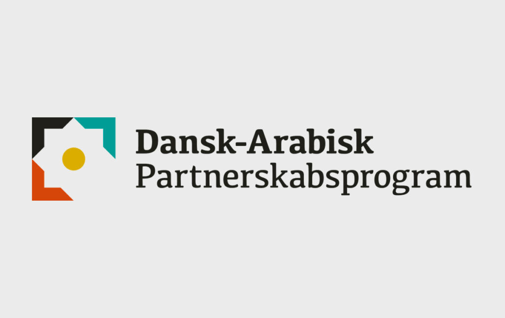 Dansk-Arabisk Partnerskabsprogram logo på grå baggrund