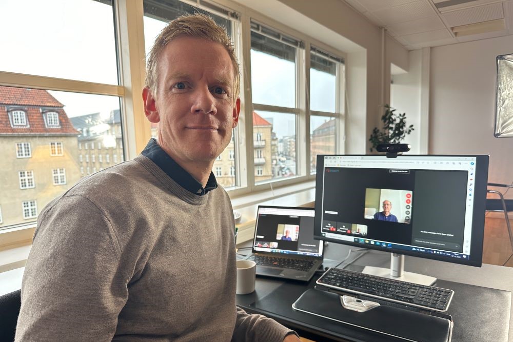 Rasmus in front of a computer screen with Juan Mendez
